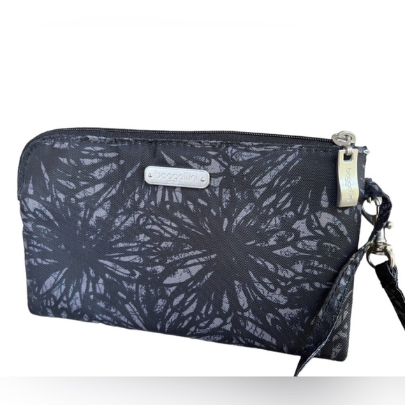 NWOT Baggallini Floral Wristlet - Picture 1 of 3